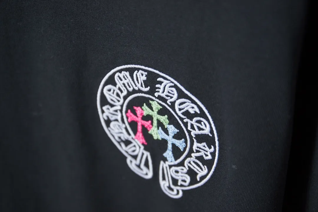 🅿️190 Ch*ome Hearte 25SS Early Spring New Style Embroidered Contrasting Cro Heart Label Short Sleeves Light Luxury Essential Item for Daily Commuting for Men and Women Correct Version Welcome to Compare Detailed Features · 320g 100% pure cotton double yarn jersey fabric · Custom dyed in the same cylinder, special thickened 32 pieces double-strand 1X1 thread · Imported Tajima machine embroidery tatami embroidery · Hand-embroidered leather tag hardware · Double-needle stitching and cross-stitch technology · Original main mark, washed tag, branded moisture-proof paper packaging Color: Black/White Size: S/M/L/XL